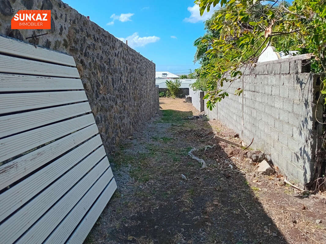 Terrain à SAINT-PIERRE