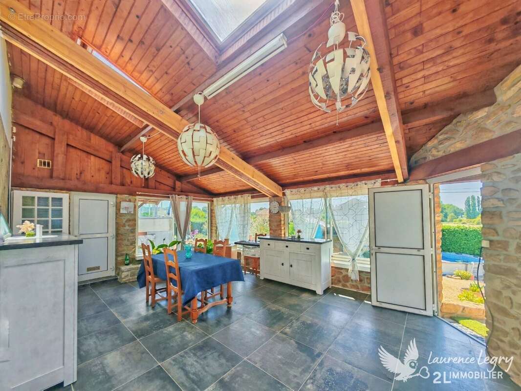 Maison familiale de 157 m² à Parigné-l'Évêque  DPE B - photo 4