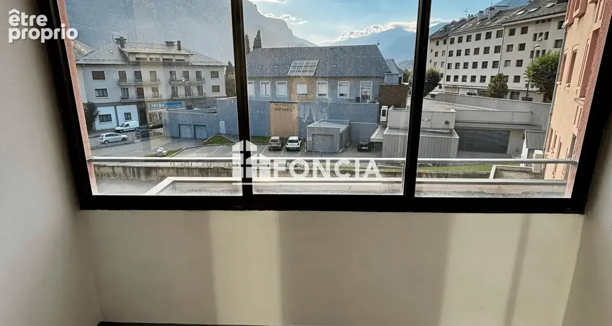 SAINT-JEAN-DE-MAURIENNE – CENTRE-VILLE Appartement 4 pièces de 80 m² avec ascenseur - photo 2