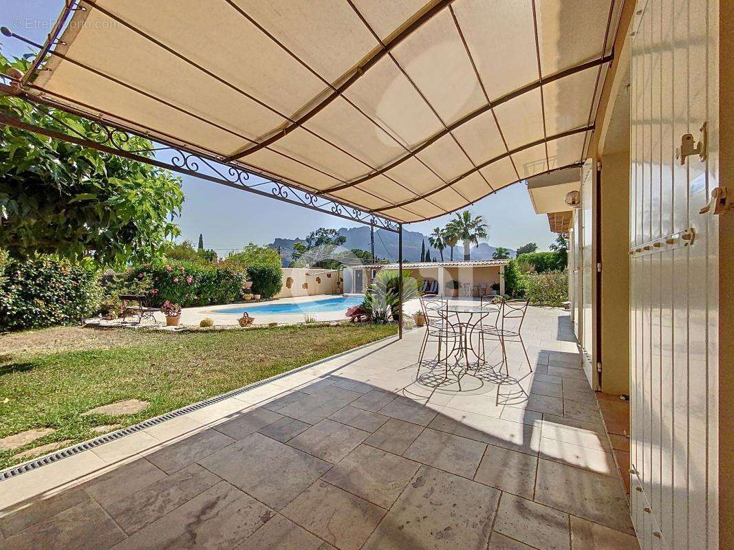 Maison à ROQUEBRUNE-SUR-ARGENS