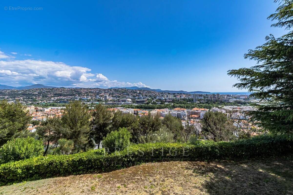 Appartement à SAINT-LAURENT-DU-VAR