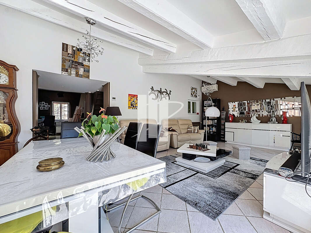 Maison à LE MUY