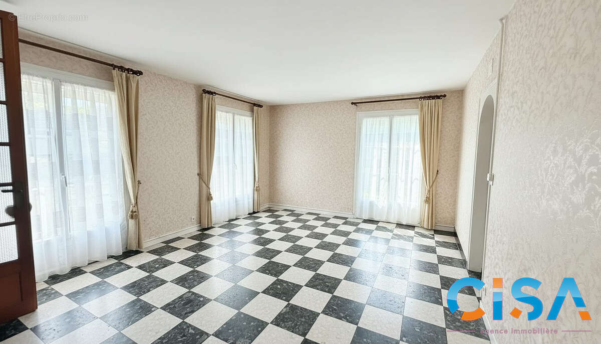 Maison à FLEURINES