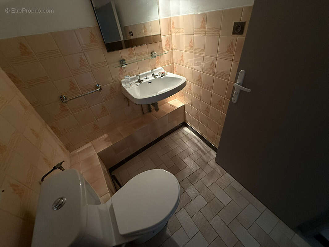 Maison de village de 55 m² à Villegailhenc avec trois chambres en bon état dans un secteur calme - photo 9