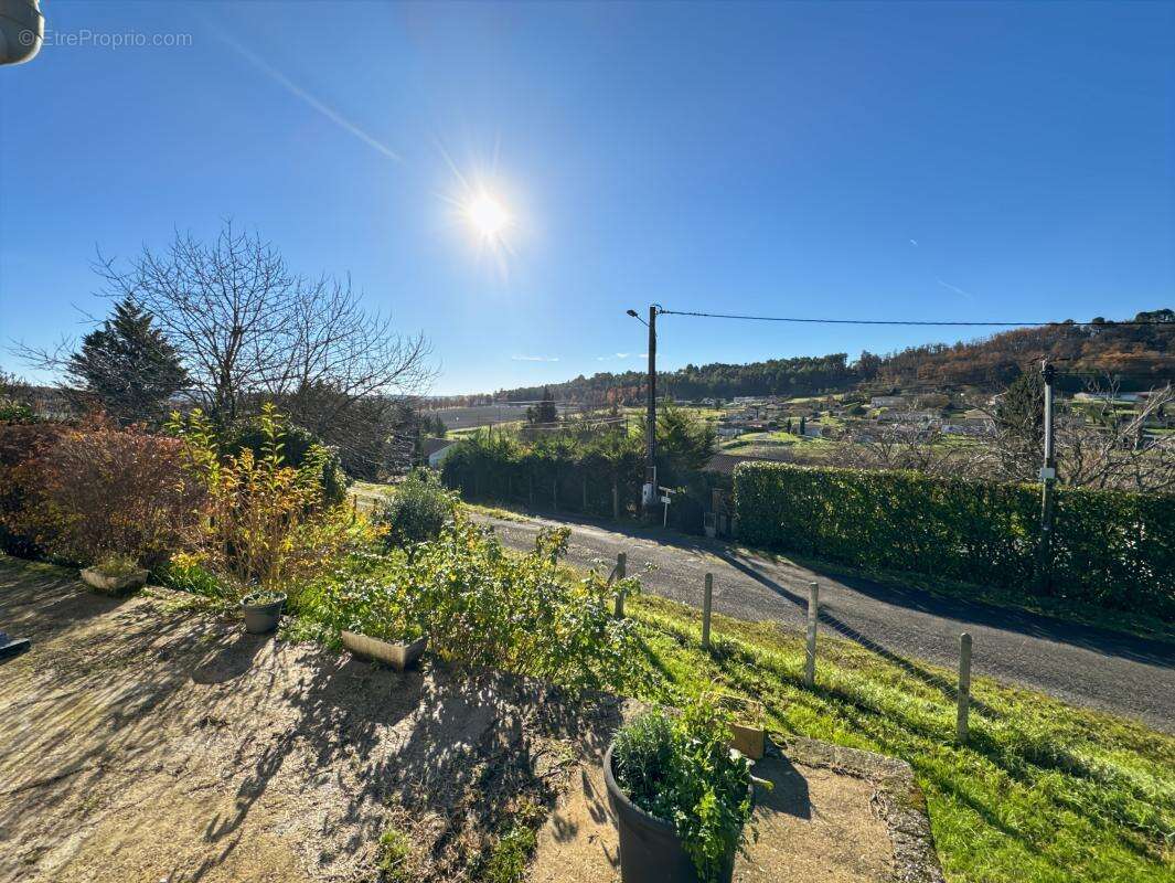 Maison à LEGUILLAC-DE-L'AUCHE