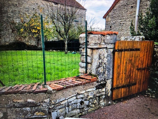 Maison à NOYERS