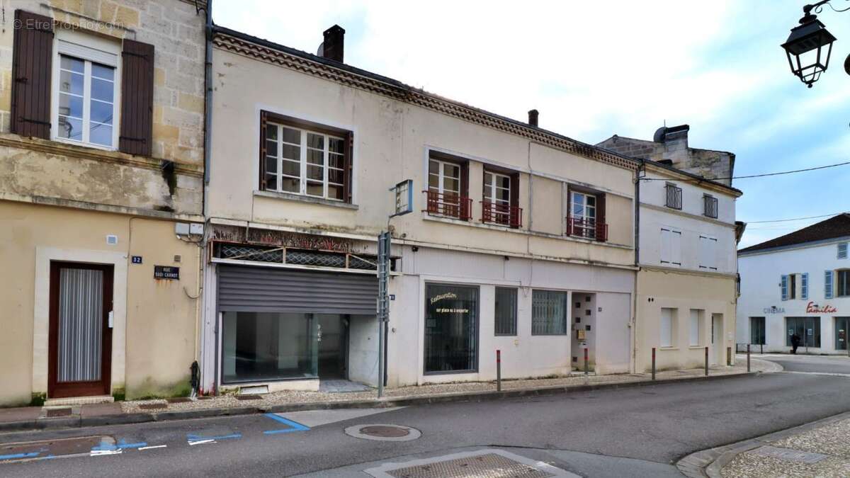 Jonzac centre – Immeuble 145 m² à rénover – Entre Place du Marché et Mairie - photo 2