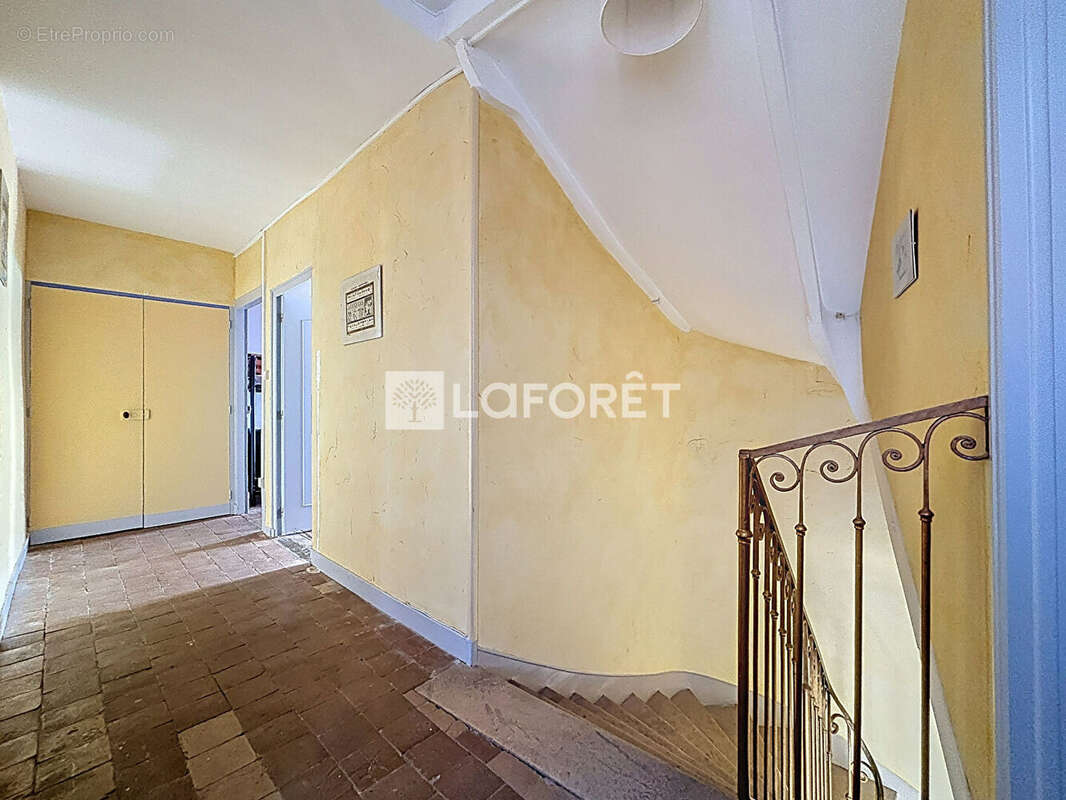 Maison familiale à vendre avec dépendances au coeur des vignes - 8 pièces 276 m² - photo 10