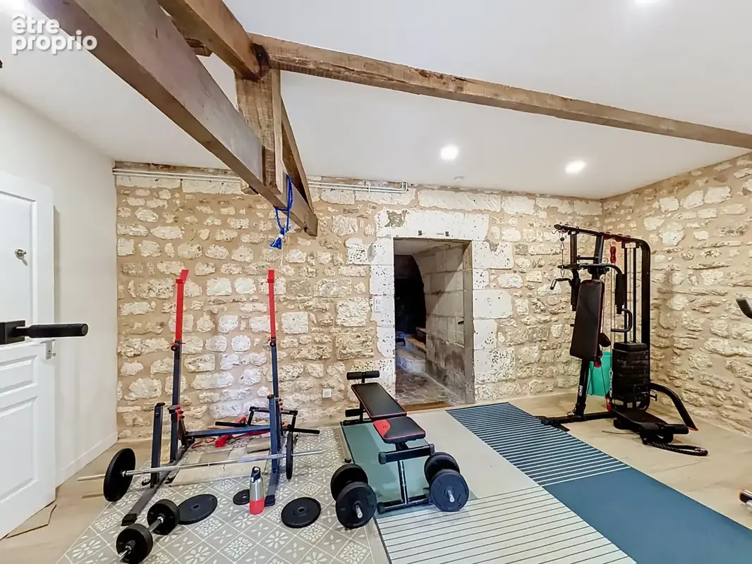 ANGOULEME belle maison de ville rénovée avec beaucoup de caractère offrant terrasses jardin et petit garage. - photo 13