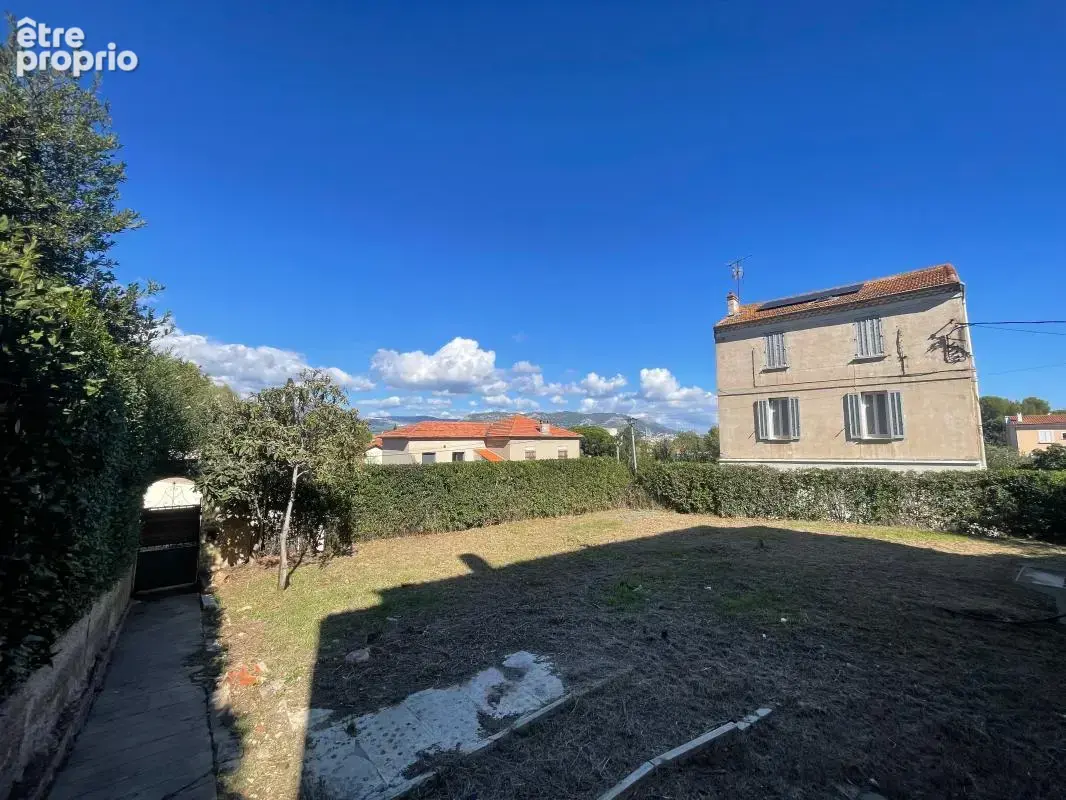 A vendre la seyne sur mer 83500 maison 5 pieces a renover 3 chambres jardin garage - photo 4