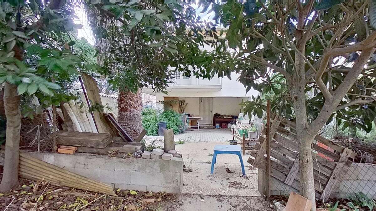 Maison à SAINT-LAURENT-DE-LA-SALANQUE