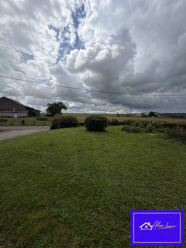 Maison 106 m² à Saint-Gervais-En-Valliere  - photo 2