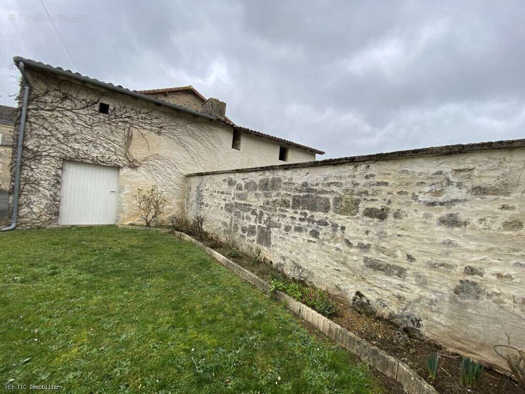 Maison à VILLEFAGNAN