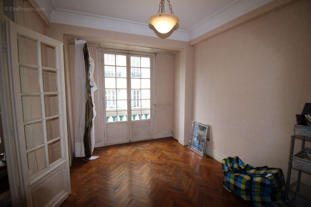 Appartement à SAINT-LAURENT-DU-VAR