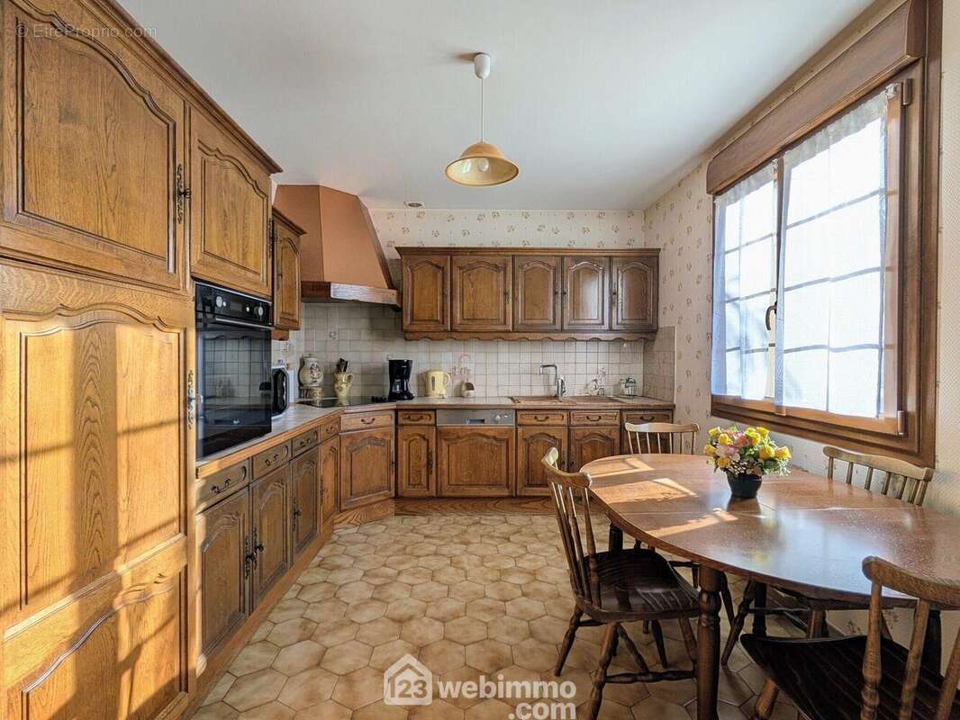 Cuisine équipée - Maison à SABLE-SUR-SARTHE