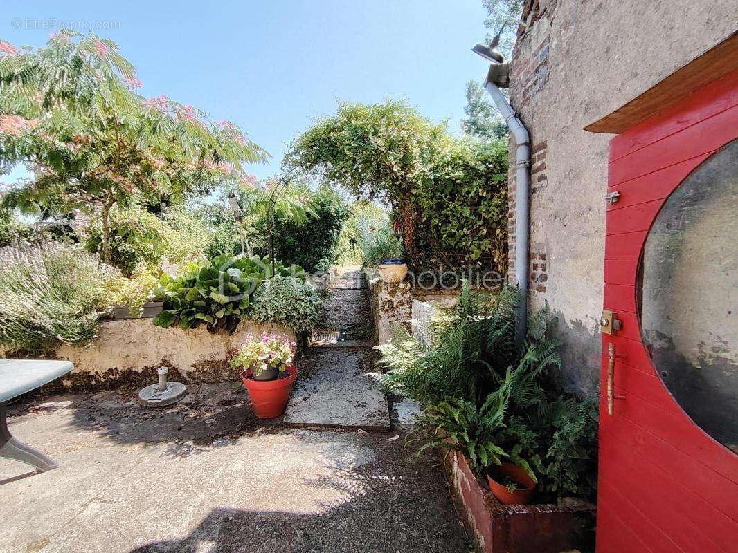 Maison à NEUVILLE-SUR-BRENNE