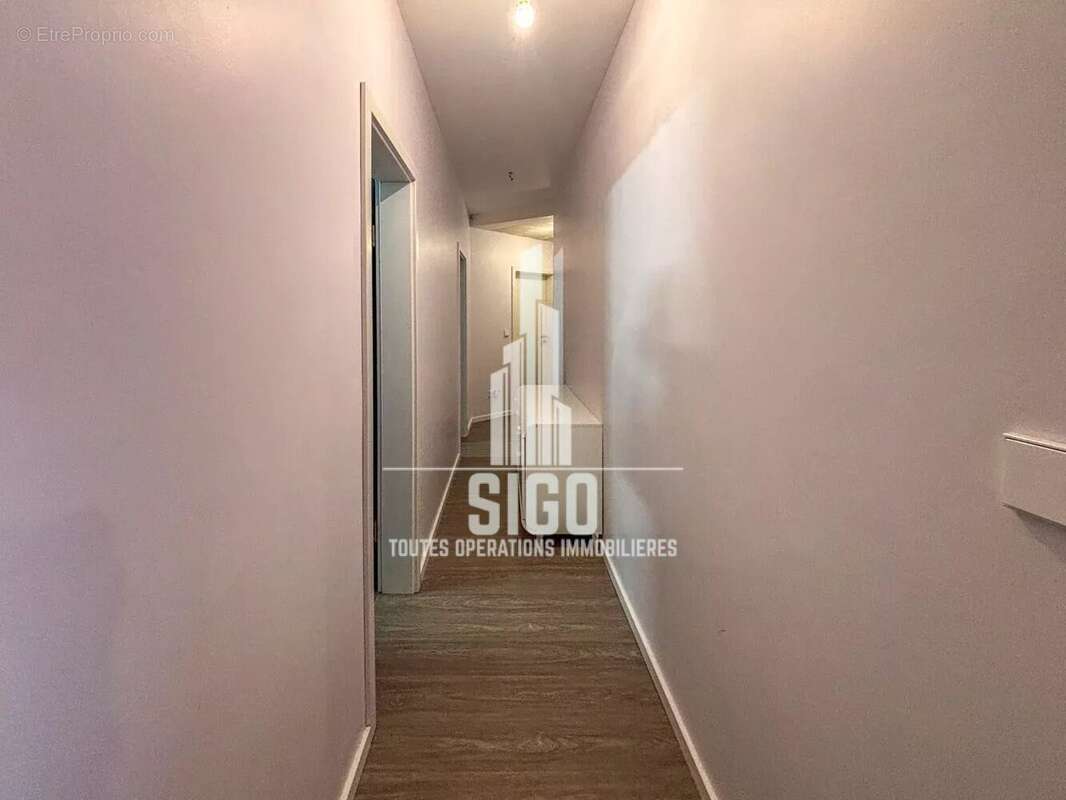 Appartement à COMBES