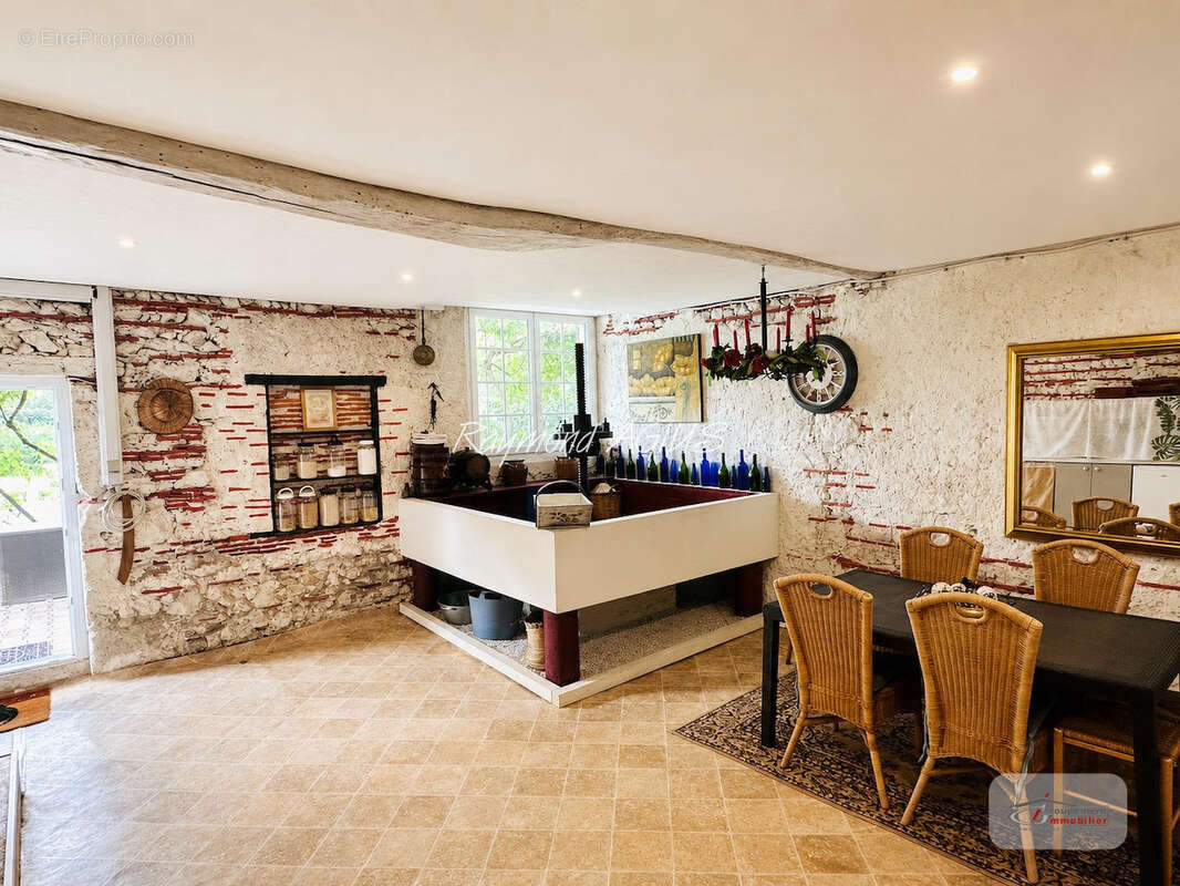 Charmante longère de vigneron avec studio, piscine et séchoir traditionnel - photo 32