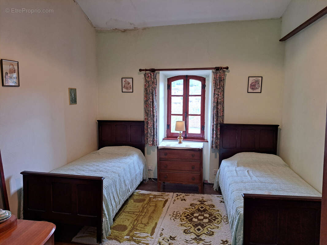 Grande maison familiale avec jardin, garage et dépendances - photo 13