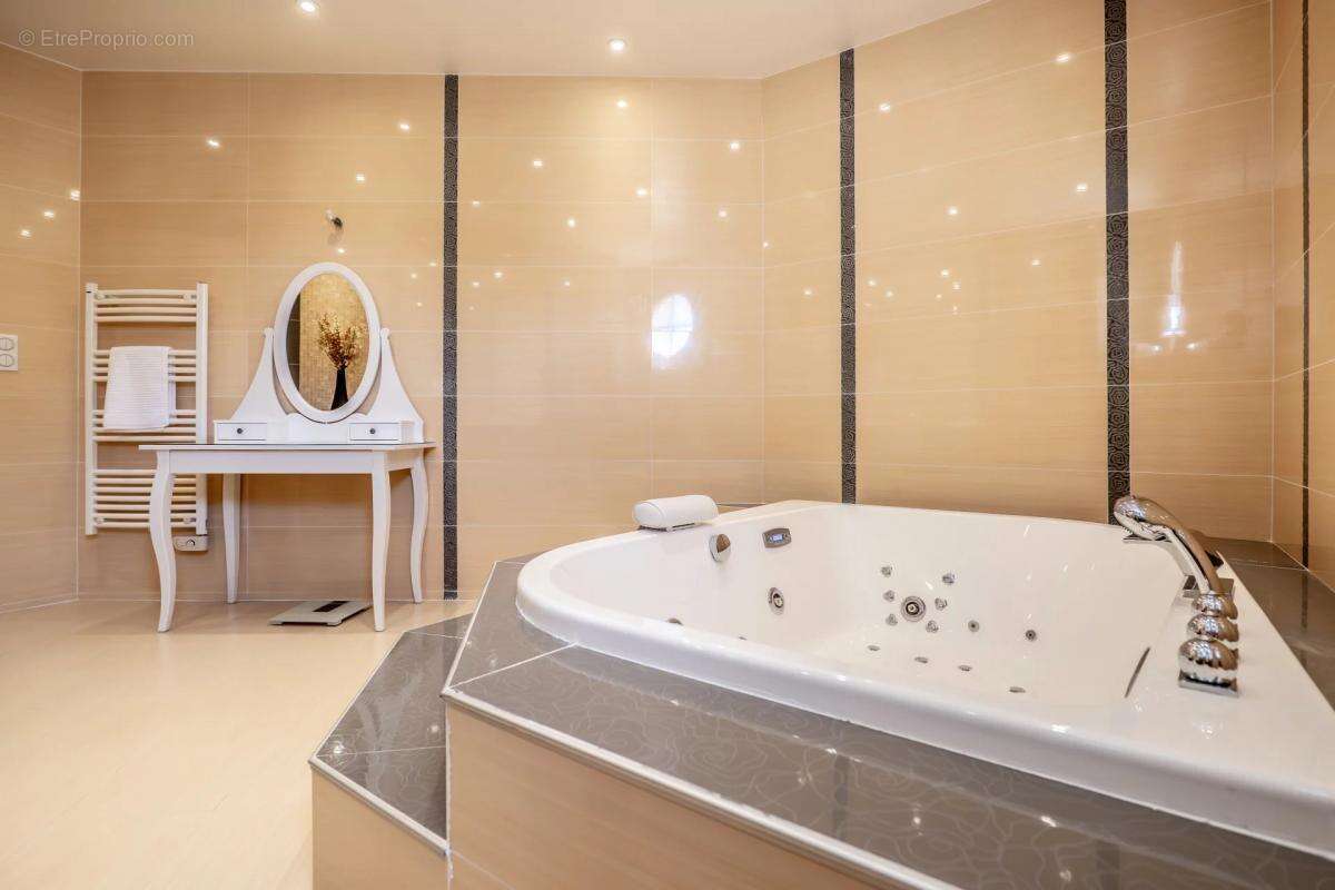 Maison à VILLENEUVE-LE-COMTE