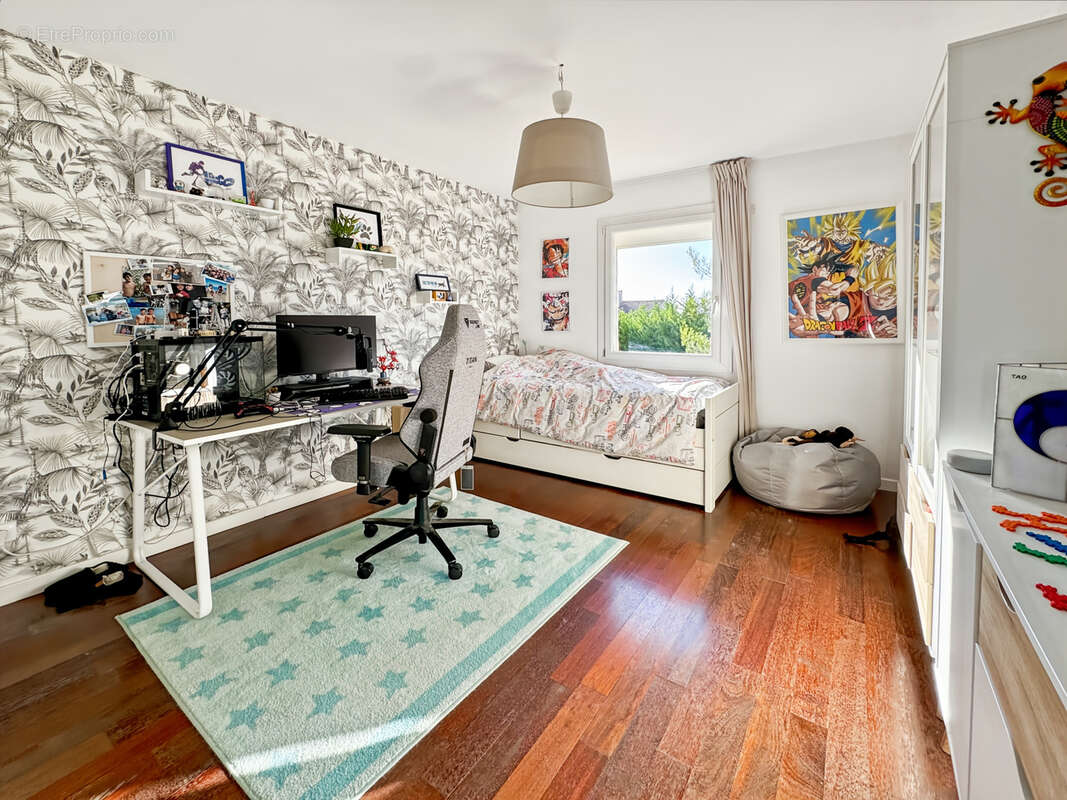 Éguilles   Belle propriété familiale avec dépendances, piscine et double garage. - photo 11