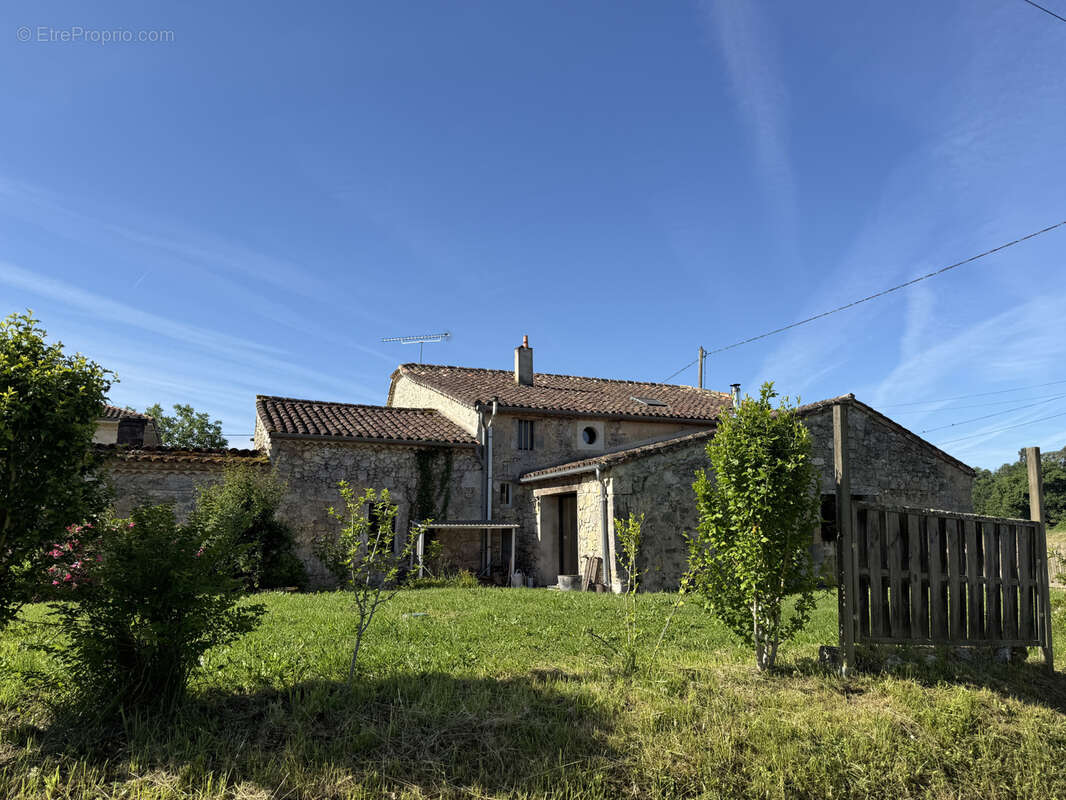 Secteur condom—maison de hameau avec dependances sur 1658m2 - photo 27