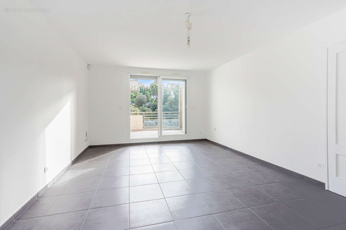 Appartement à SAINT-LAURENT-DU-VAR