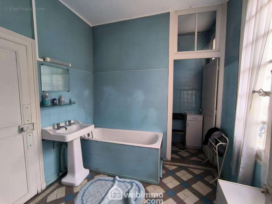 Une salle de bains de 6 m² avec WC - Maison à BRAINE