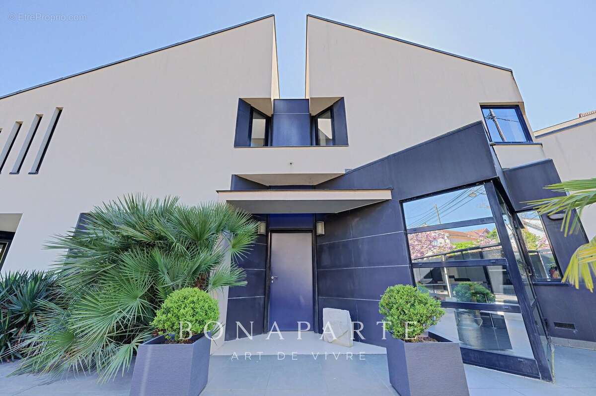 Maison d’architecte – 316 m² habitables – Dépendance indépendante – Piscine intérieure – Sous-sol total – Jardin paysagé de 800  - photo 25