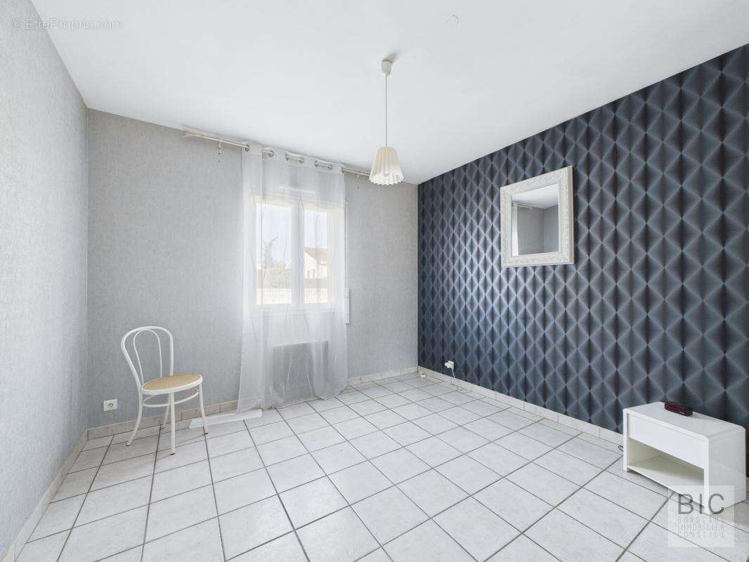A vendre jolie maison à faible émission avec grand jardiin, atelier, garage et piscine - photo 9