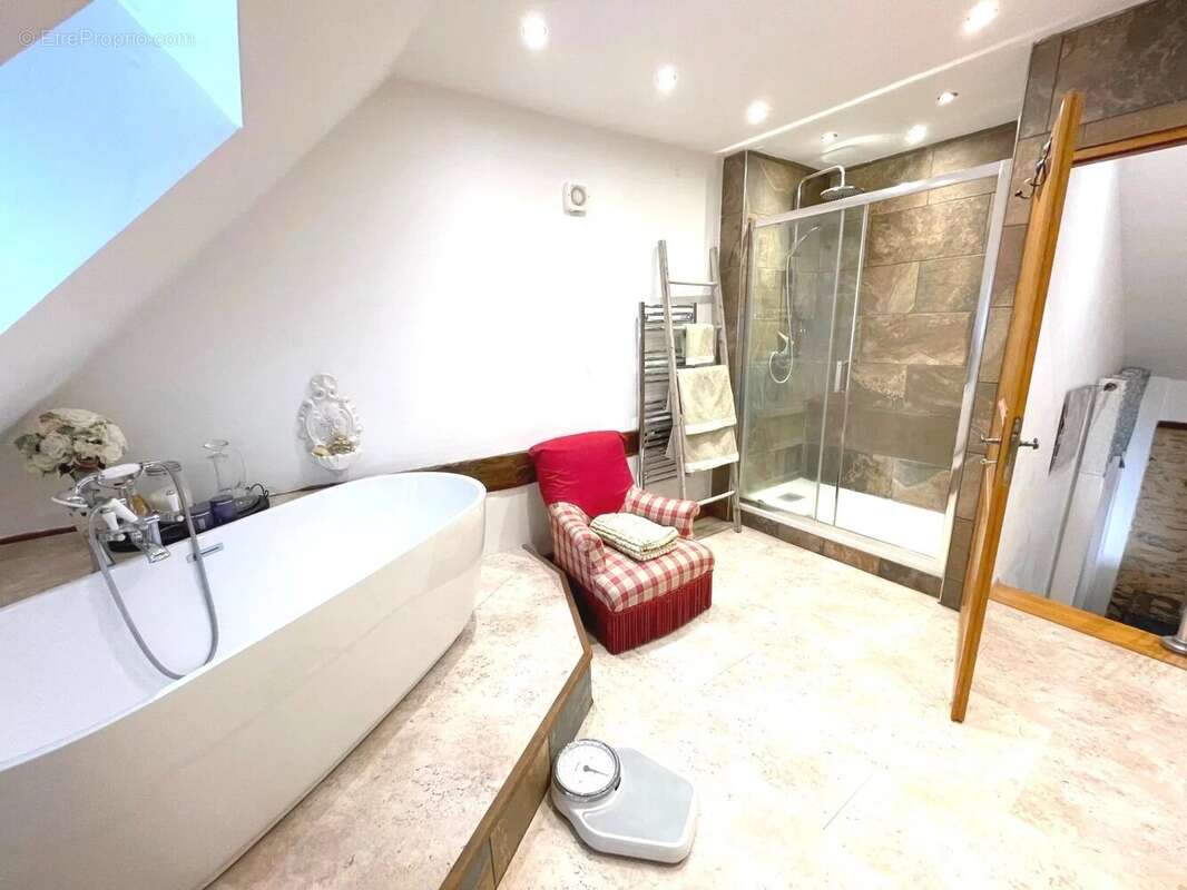 Maison perigourdine renovée avec grange, piscine et beau jardin - photo 9