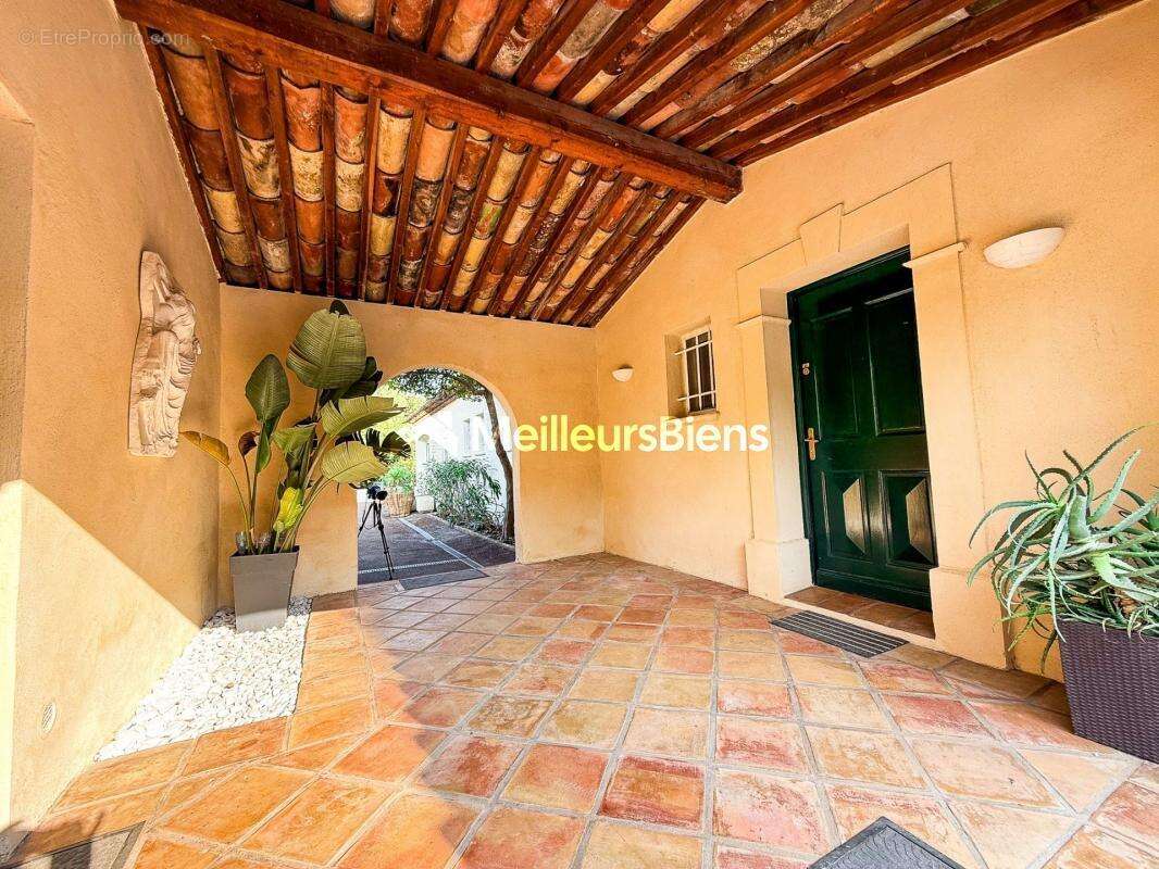 Maison à ROQUEBRUNE-SUR-ARGENS