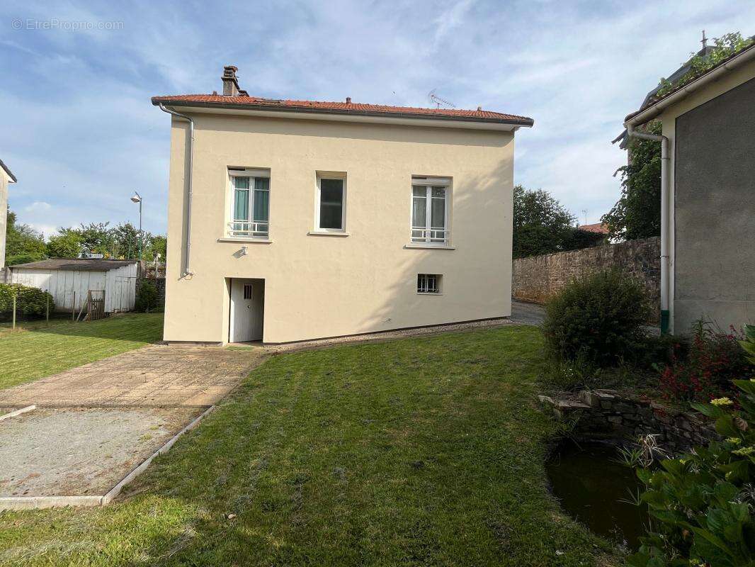 Maison à LA JONCHERE-SAINT-MAURICE