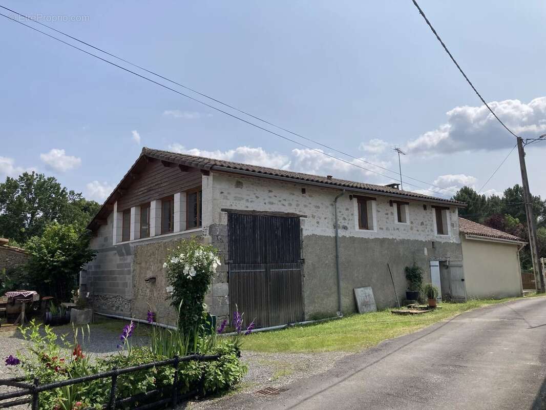 Maison de village en pierre en bon état - photo 12
