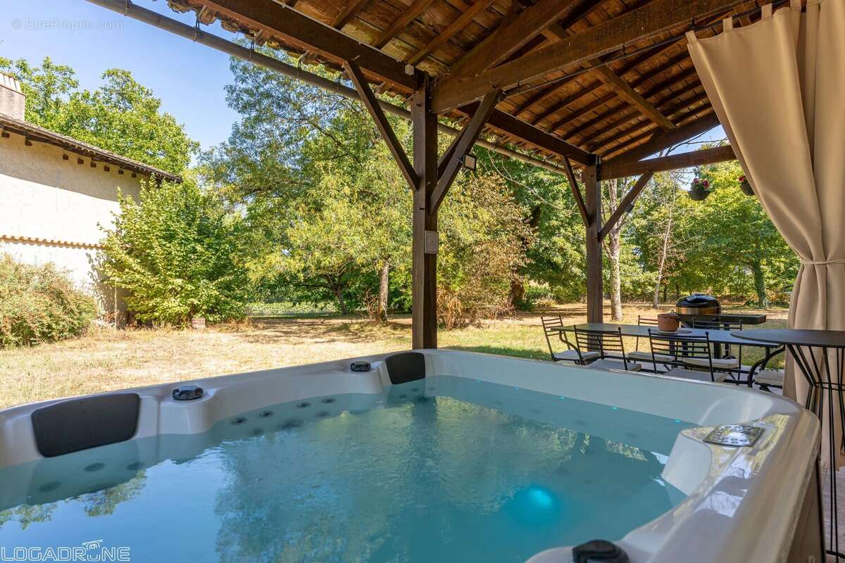 Maison de Maître historique avec Maison d'Amis, Granges et Piscine - photo 16