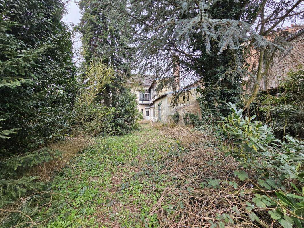 Maison bourgeoise - 165m² avec jardin clos et deux garages - photo 4