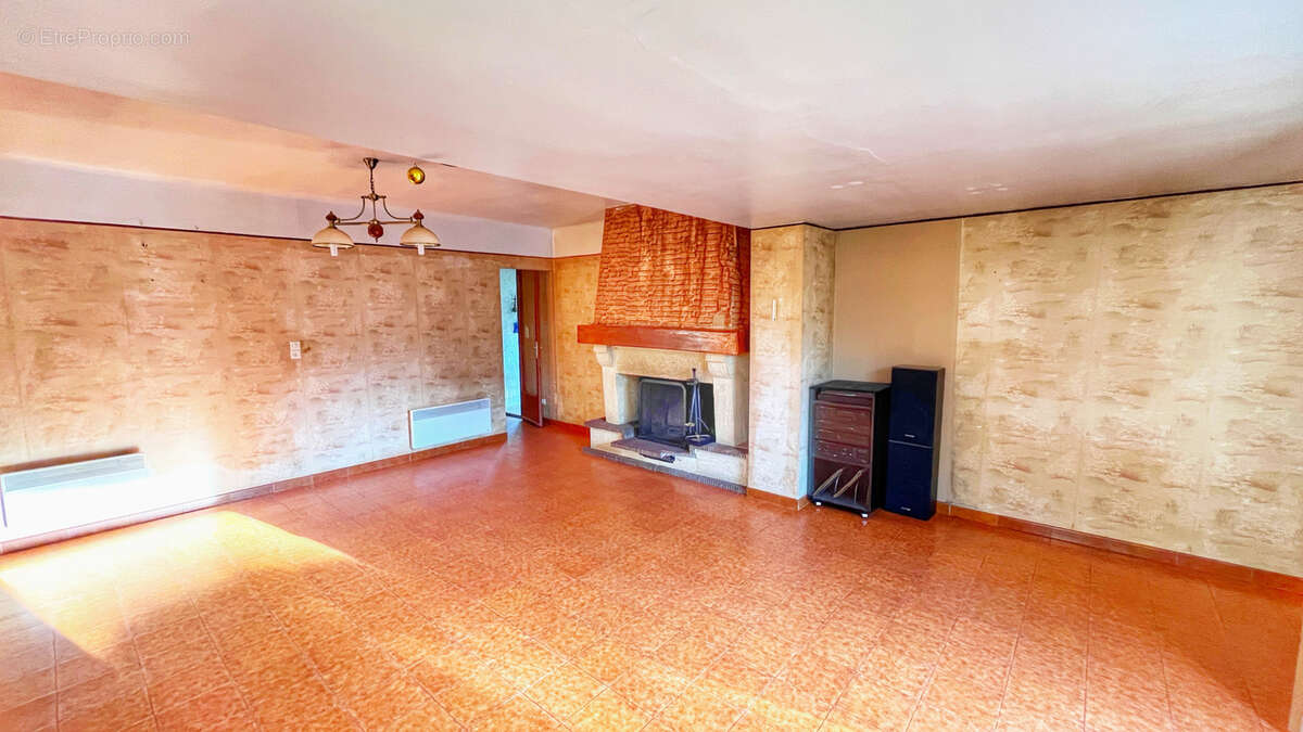 Maison à ENTRAIGUES-SUR-LA-SORGUE