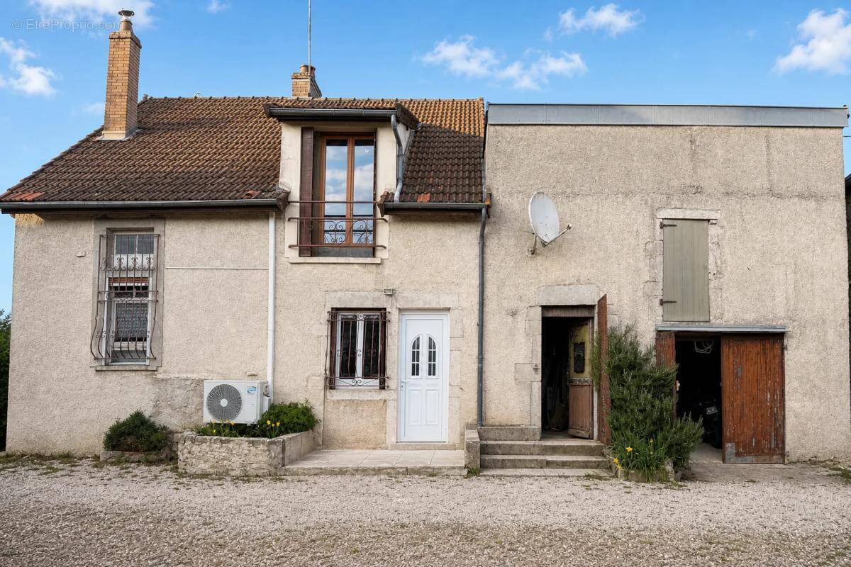 Maison à MONTCEAU-ET-ECHARNANT