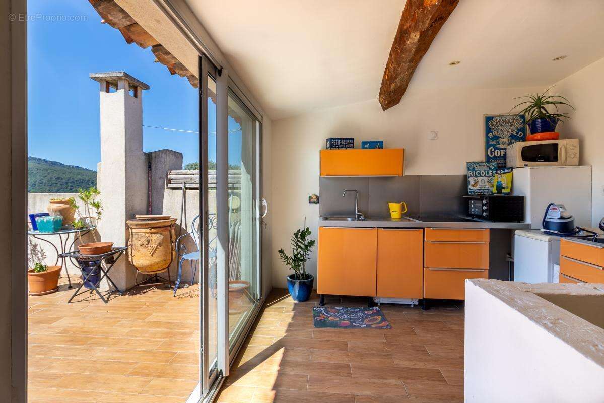 Rare à Cuges-les Pins-Maison de village de caractère de 115 M2 avec terrasse de plus de 21M2 - photo 2