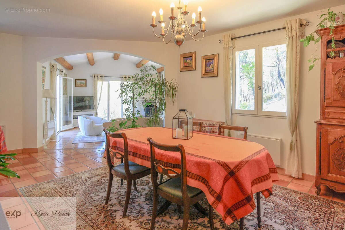 Maison au calme, en campagne, non isolée, charme provençal, terrain, piscine, annexe