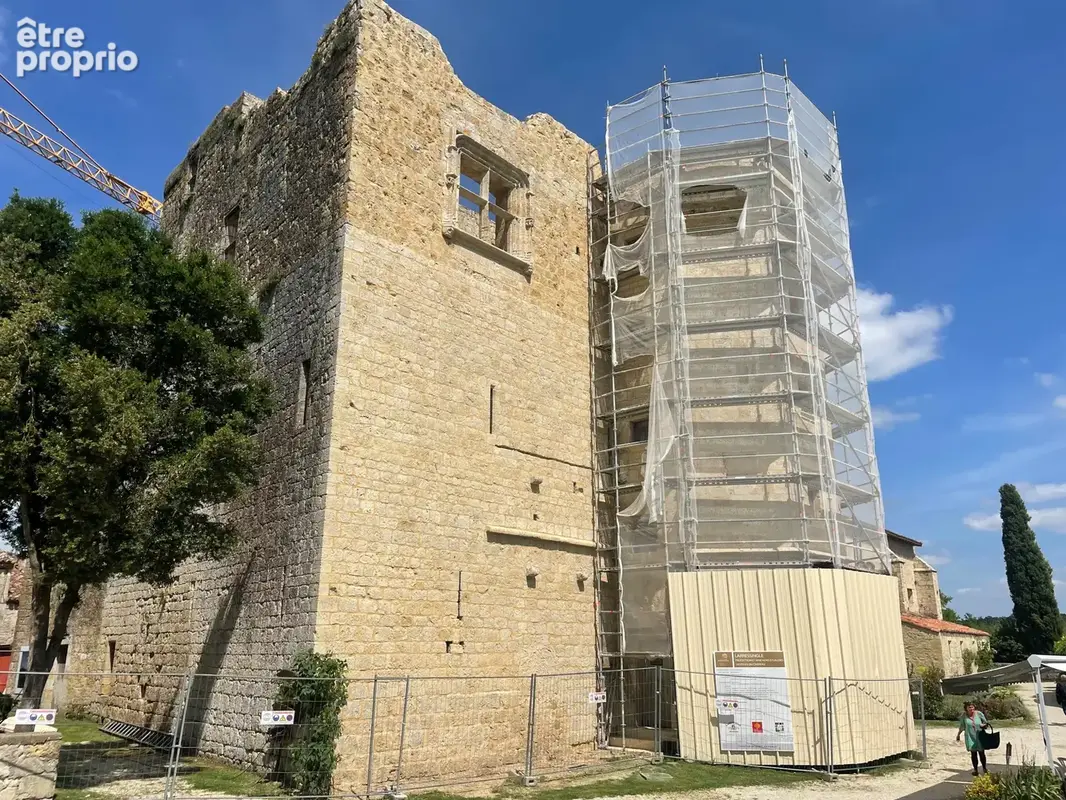 Château du XIII ème à restaurer  situé dans le petit village fortifié de Larressingle - photo 3