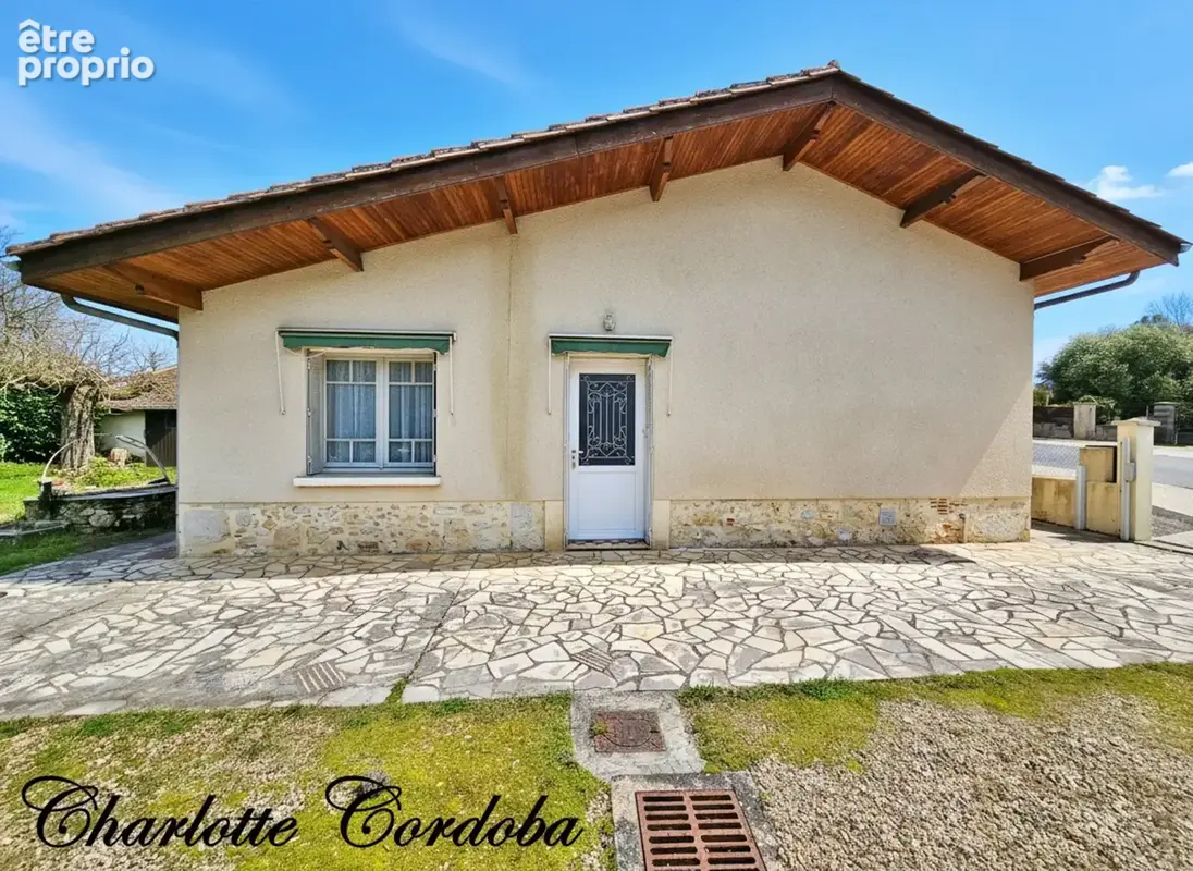 Maison plain-pied 3 chambres - Double garage - Dépendances - 2980 m² de terrain et bois - photo 4