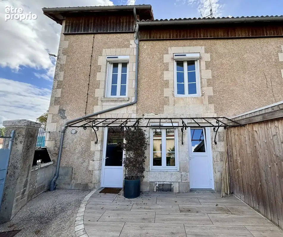 Maison de ville avec suite parentale et cave — Saint-Benoît - photo 1