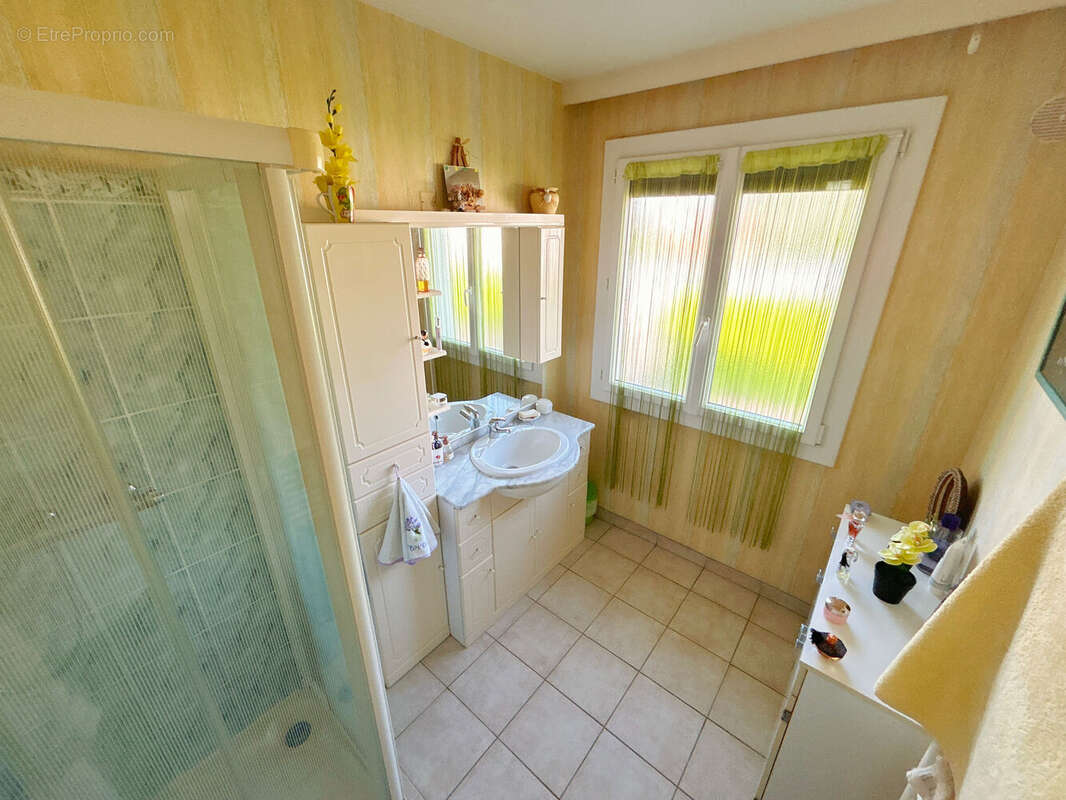 Maison 138 m² à Commelle-Vernay  - photo 8