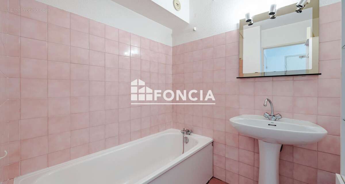 Appartement à SAINT-LAURENT-DU-VAR