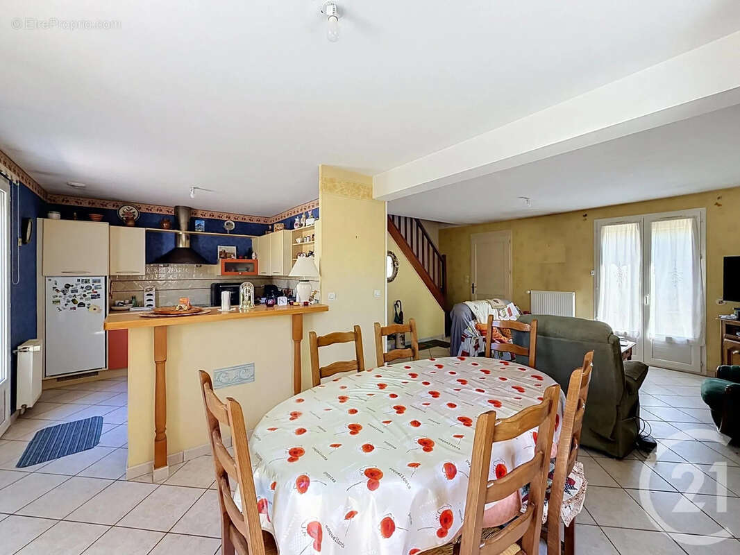 Maison 87 m² à Saint-Jean-De-La-Ruelle  - photo 3