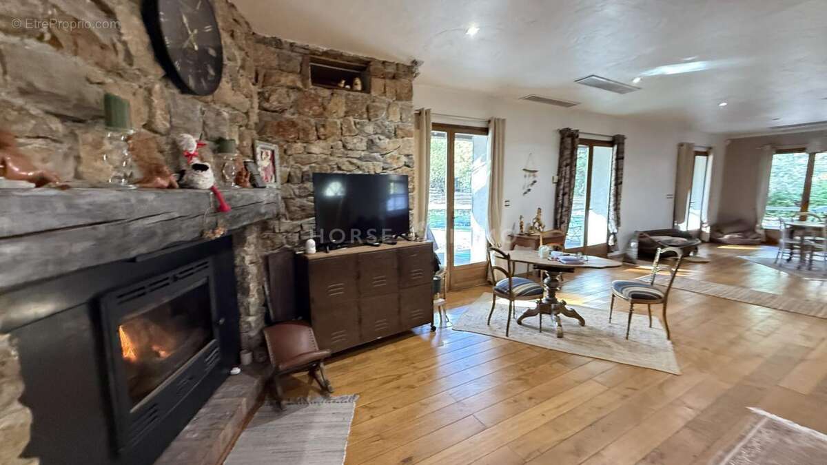 Maison à TOURRETTES