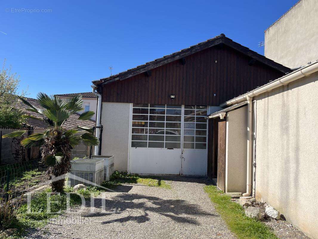 Immeuble avec jardinet et garage - photo 7
