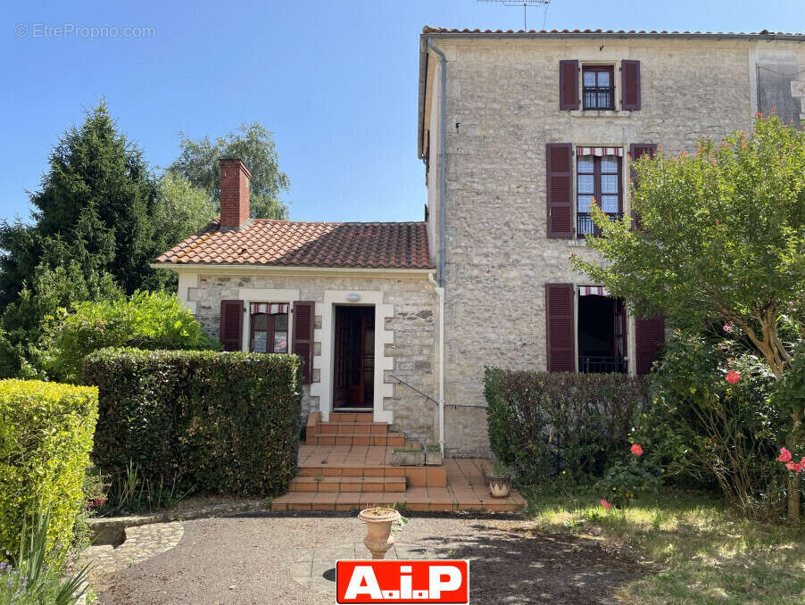 Maison à LA CAILLERE-SAINT-HILAIRE