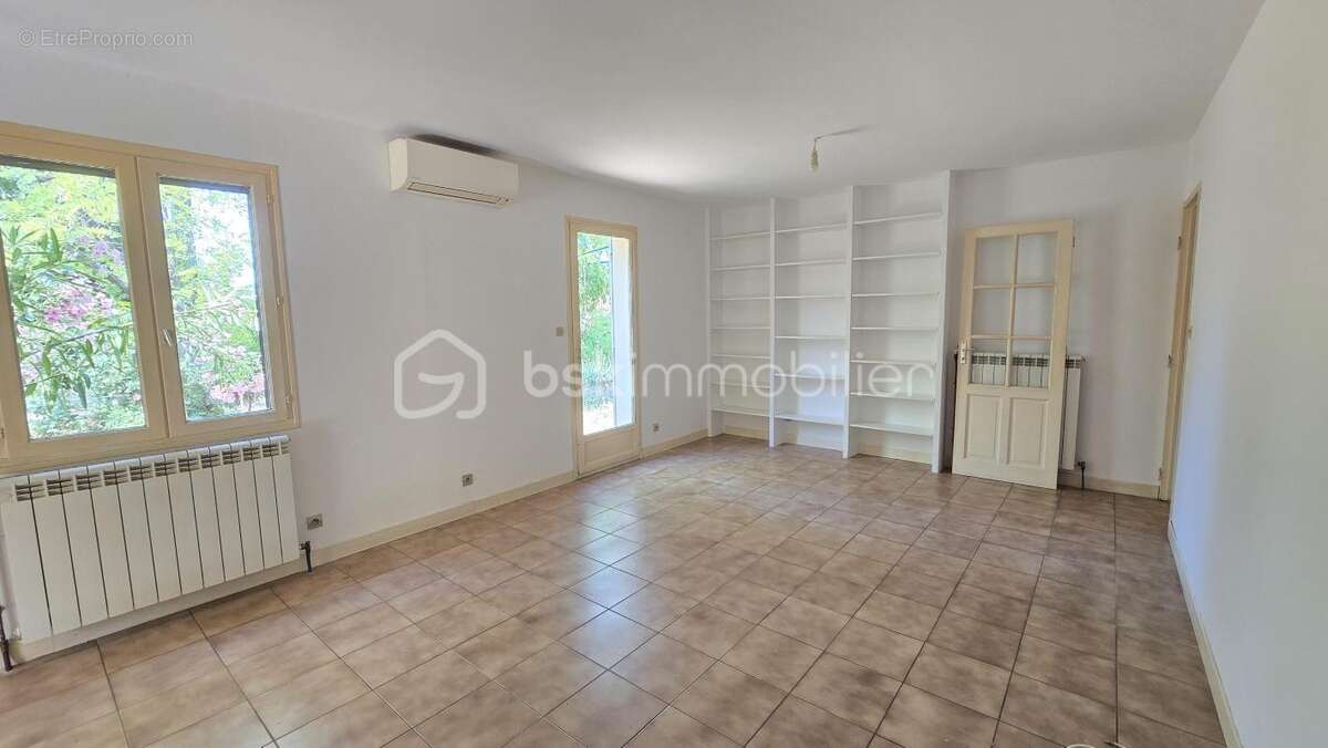 Lauris – Villa  de plain-pied avec dépendance indépendante et jardin - photo 2